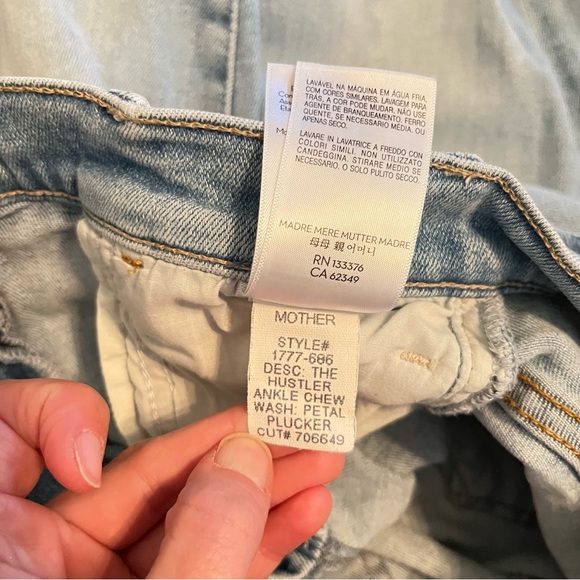 MOTHER Denim The Hustler Ankle Chew Distressed Flare Jeans in Petal Plucker Sz26 - Picture 11 of 15